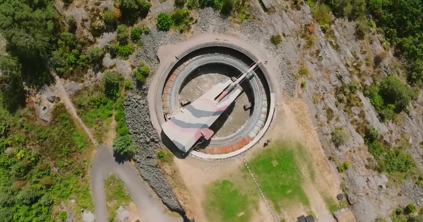 Veduta aerea della batteria di cannoni costieri di Forte Møvik vicino a Kristiansand, Norvegia, che mostra l'infrastruttura.