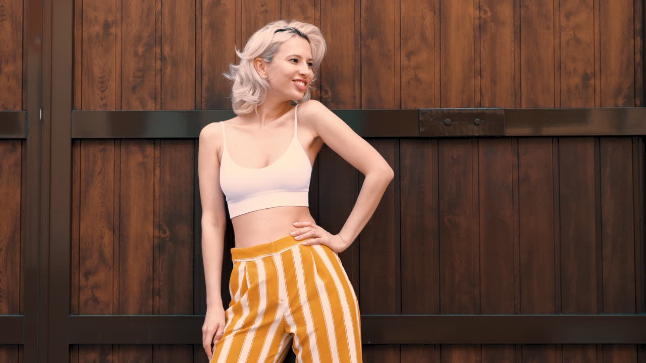 стильная женщина позирует на открытом воздухе