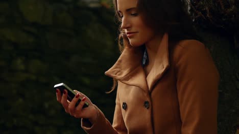 rapariga bonita a usar o smartphone