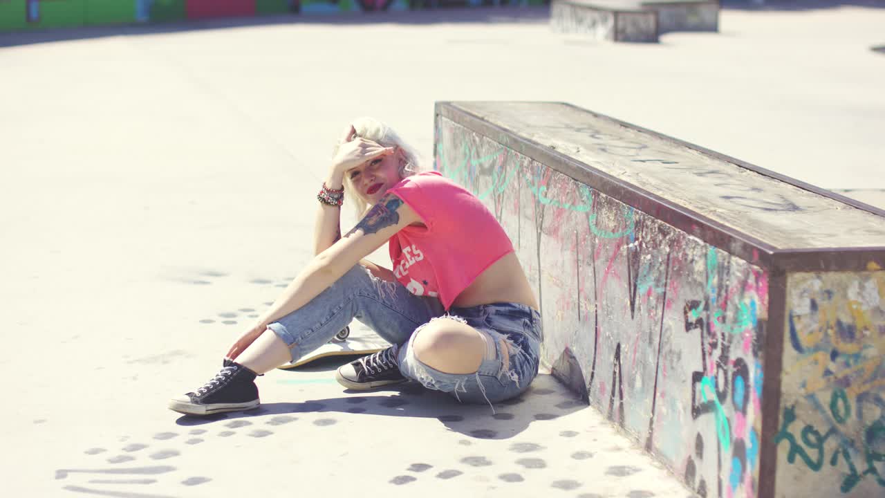 mujer joven sentada bajo el sol caliente esperando