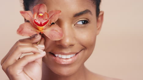 mujer negra, cara y sonrisa con flor