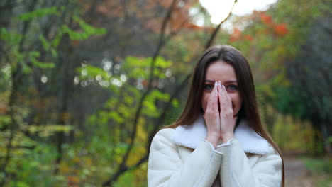 mujer en el parque de otoño