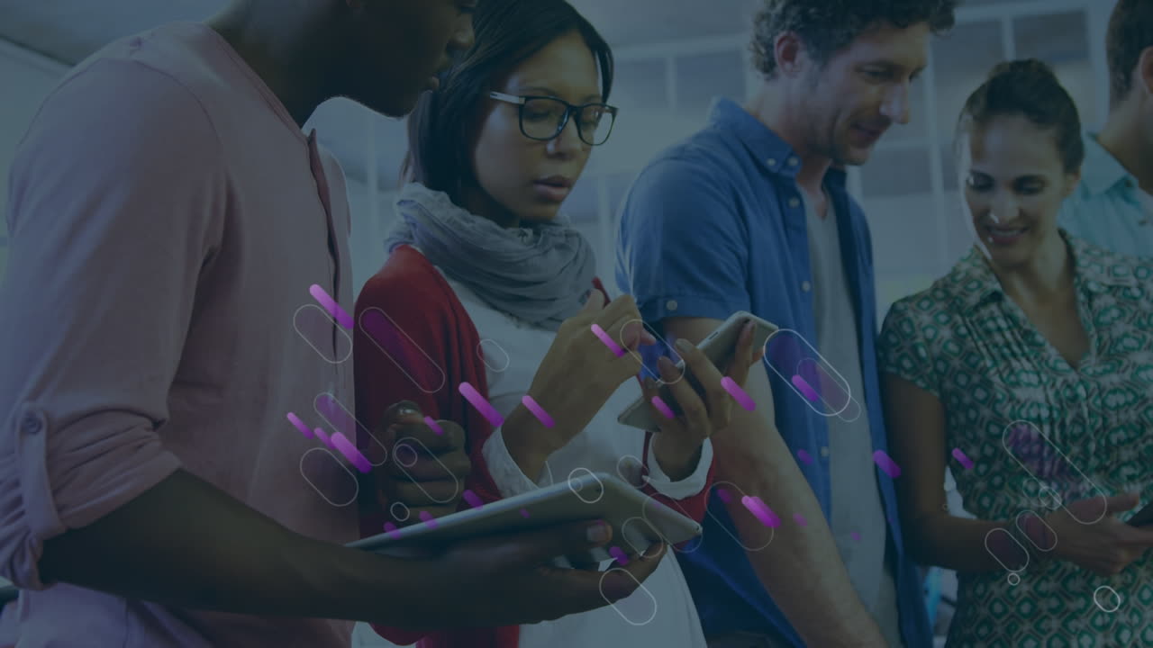 animación de senderos púrpuras sobre gente de negocios que habla