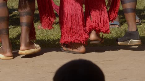 primer plano de los pasos de baile indígenas en trajes tradicionales