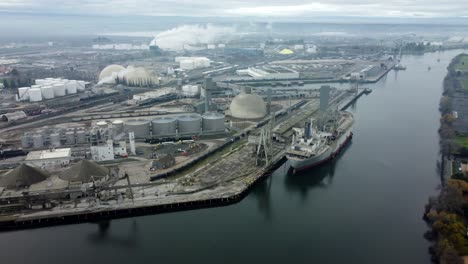 estados unidos, ca, stockton, puerto, 2024-12-28 - vista de avión no tripulado del puerto de stockton con un barco, una grúa y muchos edificios industriales.