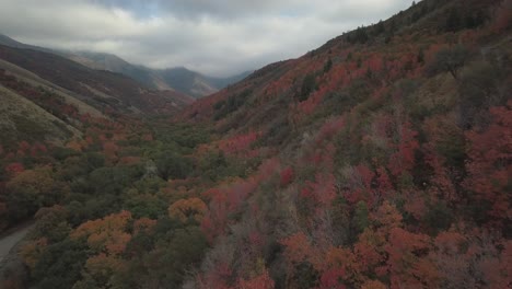 Capturando-Hermosas-Montañas-De-Utah-En-Otoño-Con-Cámara-Aérea