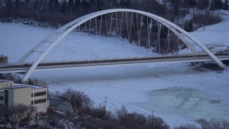 2-2-Invierno-Bosque-Noche-Zoom-Panout-Arquitectura-Moderna-Puente-De-Arco-Blanco-Atado-Sobre-Río-Reflectante-Helado-Derritiéndose-Con-Muchos-Autos-Blancos-Camiones-Cruzando-Furgoneta-De-Cubo-En-Movimiento-Unidireccional-En-Cámara-Super-Lenta