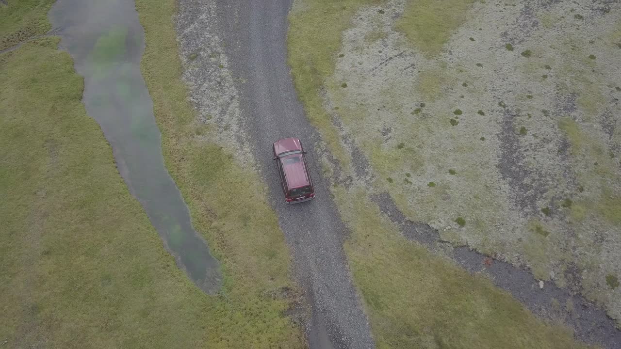 Video aéreo de un coche 4x4 conduciendo por caminos de tierra en Islandia