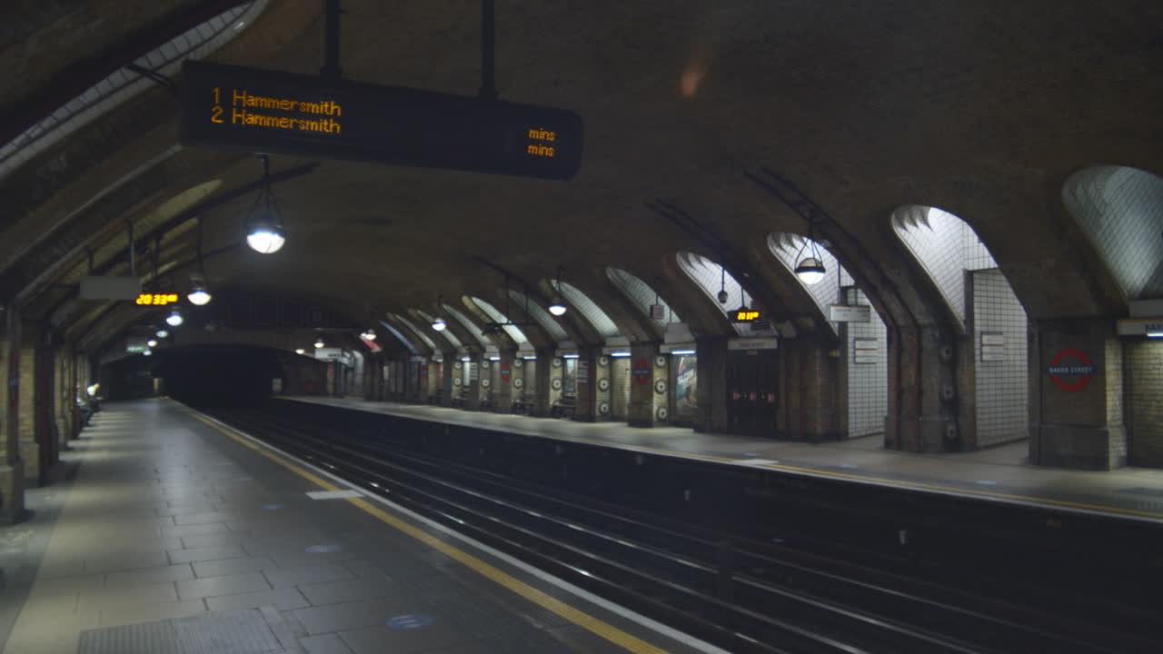 Tom perron på Hammersmith Line metrostation om natten