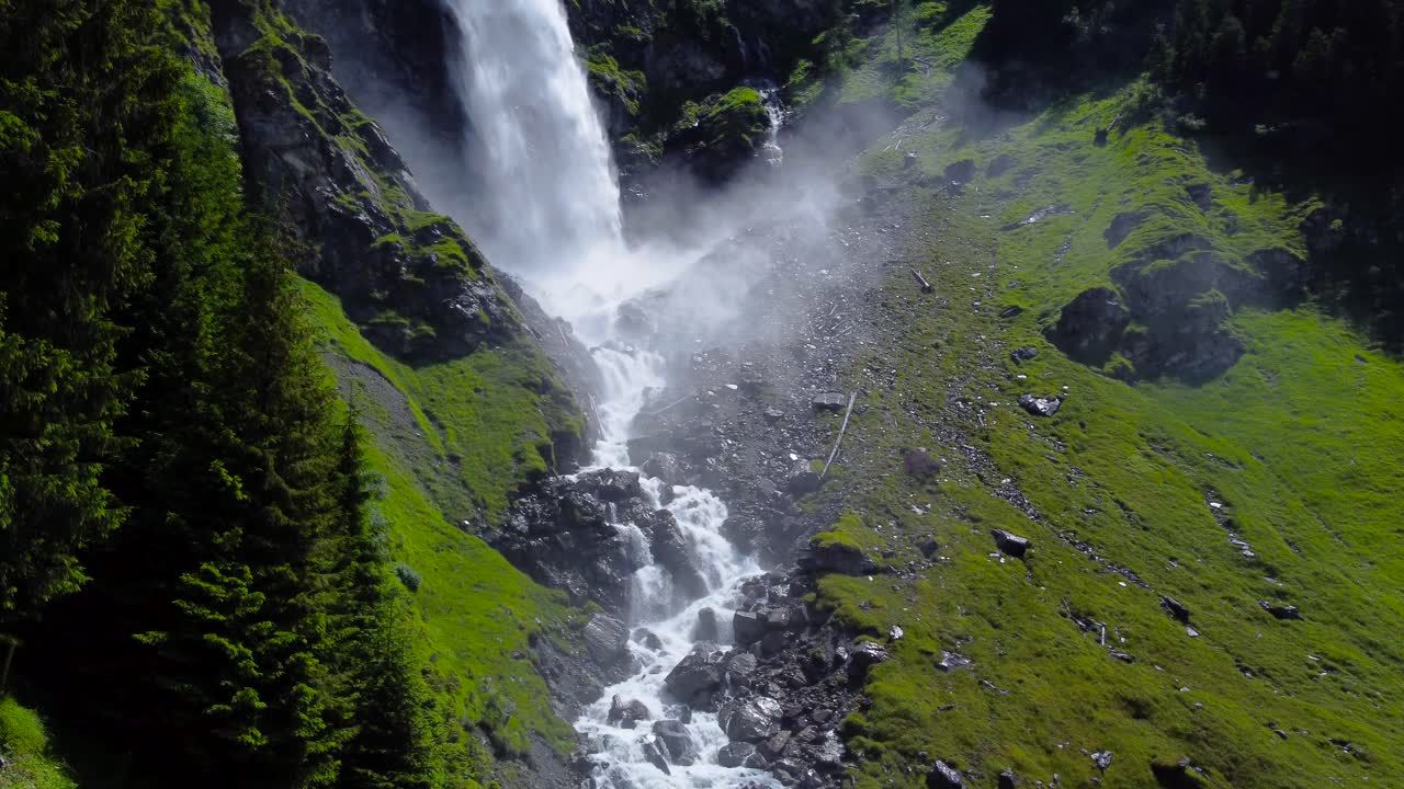 drone up tilt pan revela un fuerte río que fluye y una cascada en cascada sobre el basalto negro