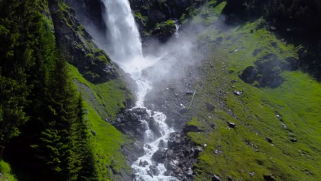 La-Bandeja-Inclinada-Hacia-Arriba-Del-Dron-Revela-Un-Río-Que-Fluye-Fuerte-Y-Una-Cascada-Sobre-Basalto-Negro