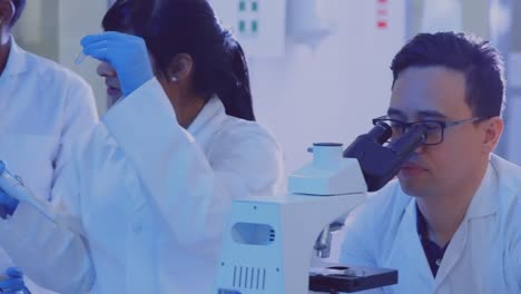 estructura molecular que se mueve contra un grupo de científicos que trabajan en un laboratorio