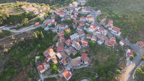 Antena:-Un-Pequeño-Pueblo-En-Las-Montañas-De-Samos,-Grecia