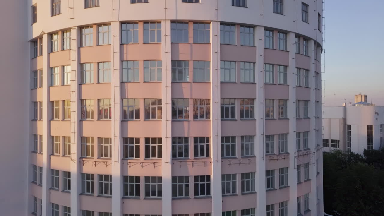 edificio redondo con ventanas