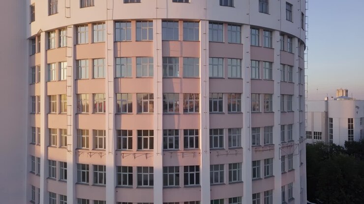Edificio Rotondo con Finestre