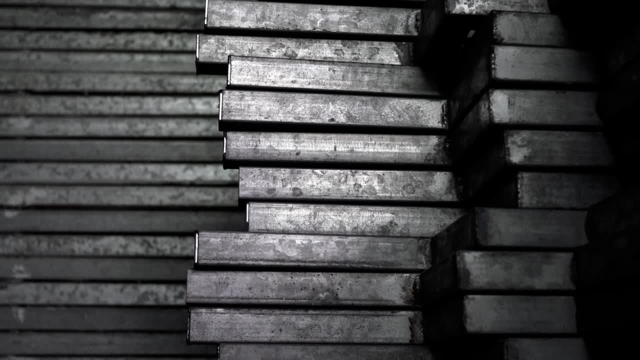 los materiales reciclables de metal están ordenadamente dispuestos. la apariencia es antigua. la inclinación es de derecha a izquierda.