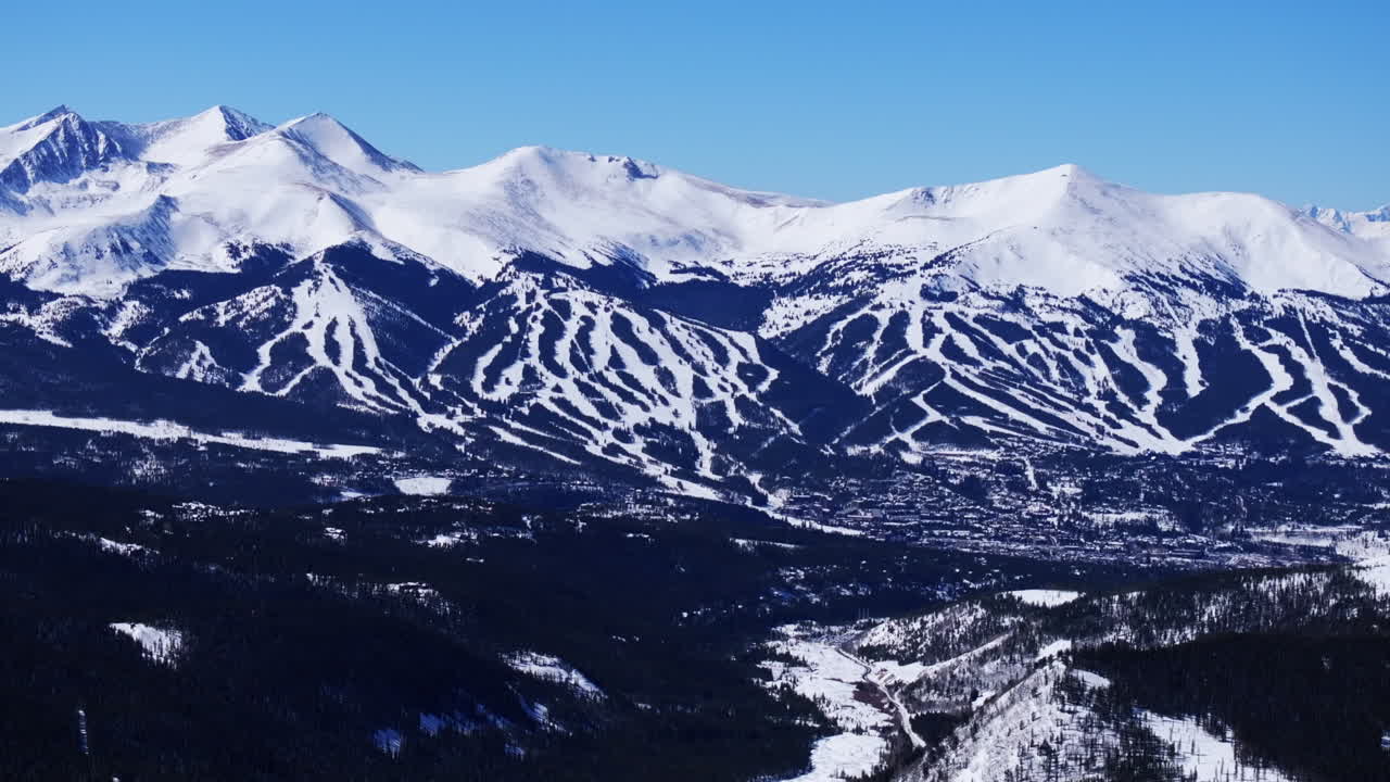 은 겨울 아침 푸른 하늘 브레켄리지 스키 리조트 마을 베일 에픽 아이콘 패스 항공 드론 풍경 스키 트레일 실행 정상 카운티 타이거 포크 로드 10 마일 정상 바위 산  아래로