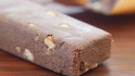 primer plano de una barra de almendras cubierta de chocolate