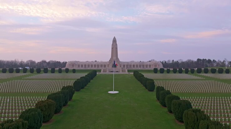 Vista aerea di un drone che vola sopra il cimitero di guerra di Douaumont.