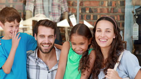 Glückliche-Familie-Blick-In-Die-Kamera-