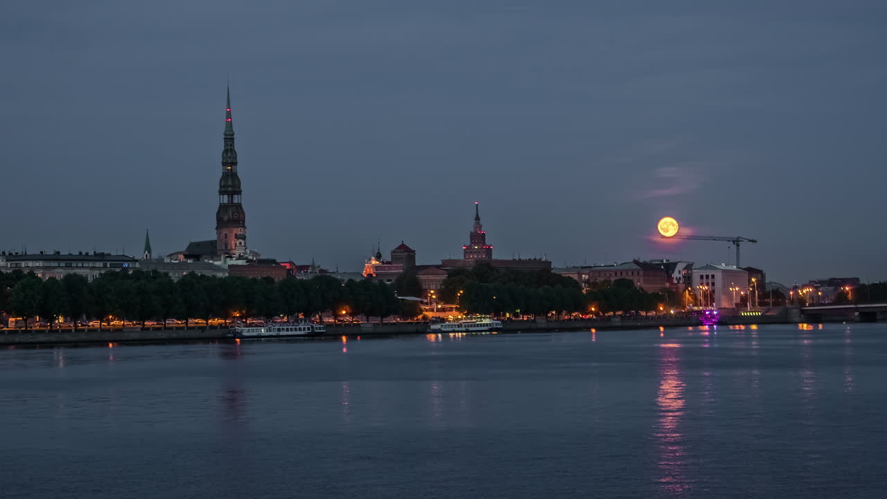 centro histórico de riga en letonia a la vista desde el río daugava al amanecer en timelapse