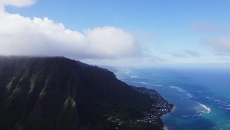 Una-Impresionante-Vista-Aérea-De-La-Impresionante-Costa-De-Oahu,-Donde-Las-Exuberantes-Montañas-Se-Encuentran-Con-El-Infinito-Océano-Azul,-Capturando-La-Serena-Belleza-De-Este-Paraíso-Hawaiano.