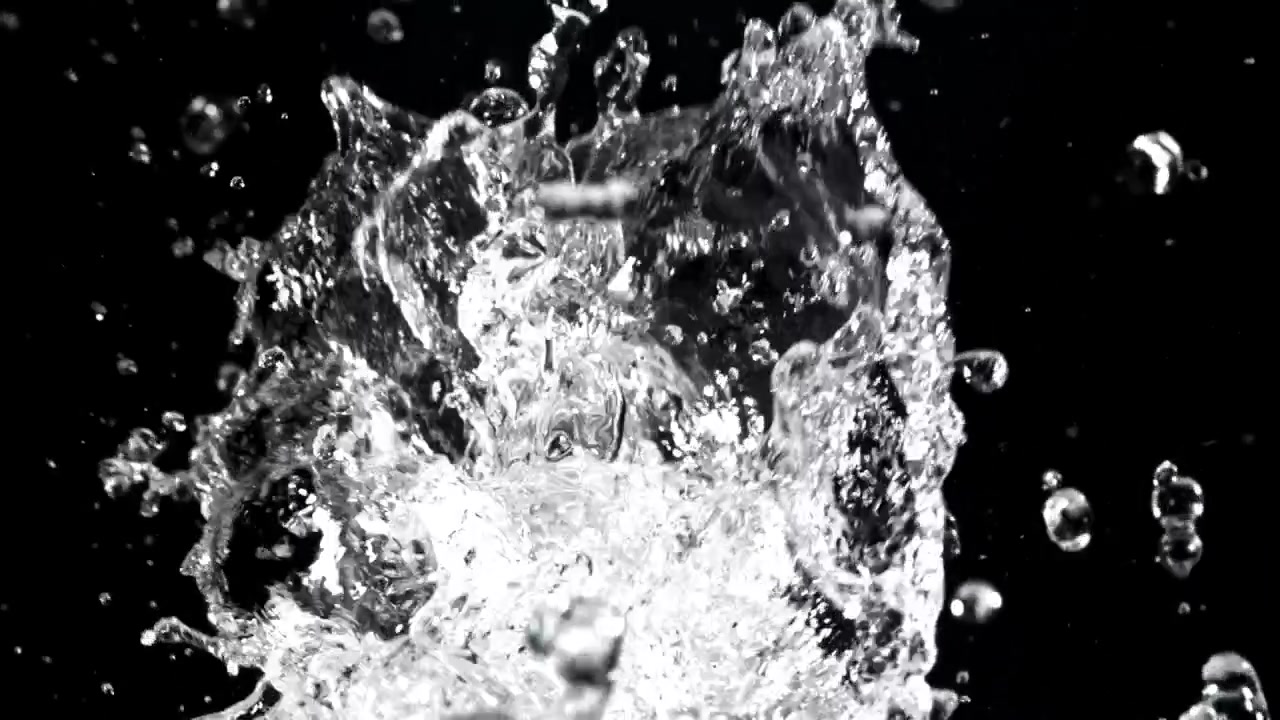 Dynamischer Wasserspritzer in Zeitlupe mit Wassertropfen auf schwarzem Hintergrund