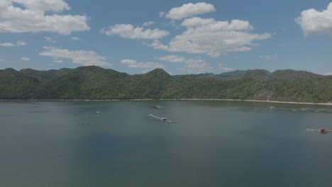 Piscicultura-De-Tilapia-En-Jaulas-En-Las-Tranquilas-Aguas-Del-Lago-De-La-Presa-De-Hatillo-En-República-Dominicana