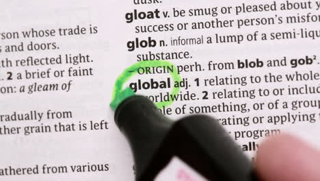 globale circondato da un evidenziatore verde