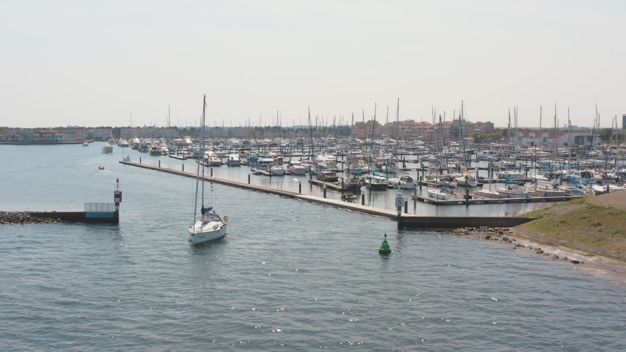 시네마틱 드론 - 네덜란드 북해의 zeeland에서 화창한 날 30p