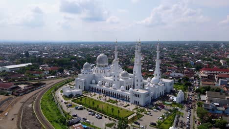 vista panorámica aérea de la gran mezquita de sheikh zayed con la ciudad de solo en el fondo - indonesia, asia