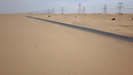 lamborghini verde huracan conduciendo rápido por la carretera del desierto - enfoque de drones