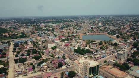 Vista-Aérea-Cinematográfica-De-Movimiento-Circular-Del-Tráfico-De-La-Ciudad-Africana,-Que-Muestra-La-Retención-De-Agua,-Lomé,-áfrica-Occidental