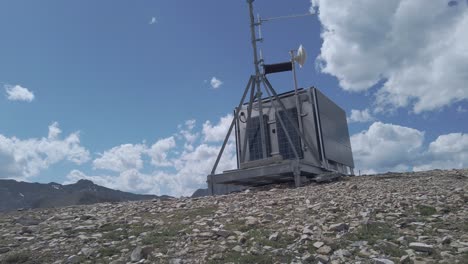 estación meteorológica en la cima de la inclinación de la montaña