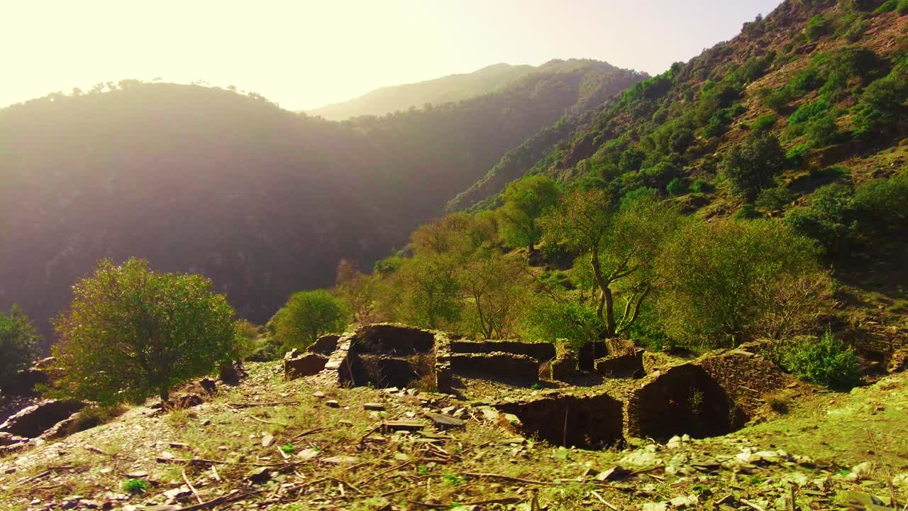 las ruinas de un antiguo pueblo en la cima de la montaña en argelia
