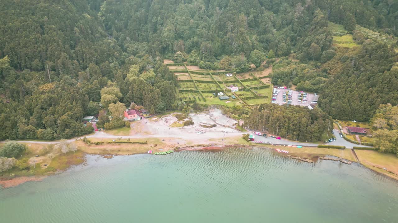 furnas, azores, que muestra la vegetación exuberante, las aguas costeras y el pintoresco pueblo, vista aérea