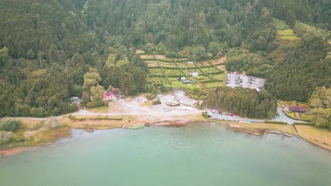 Furnas,-Azoren,-Mit-üppigem-Grün,-Küstengewässern-Und-Malerischem-Dorf,-Luftaufnahme