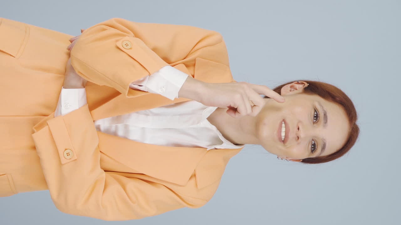 생각하는 사업가 여성의 수직 비디오가 훌륭한 아이디어를 떠올립니다.