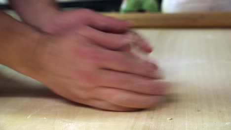 la masa de pasta con ambas manos trabajando