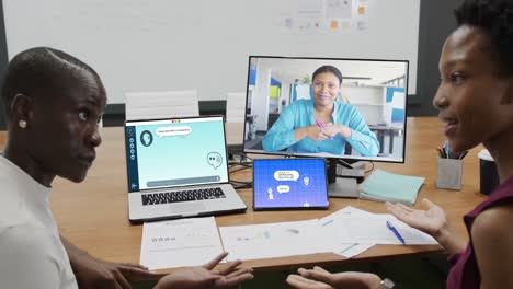 personas de negocios diversas haciendo videollamadas y usando computadora portátil con chat digital en la pantalla en la oficina