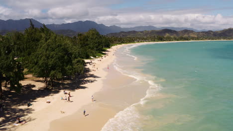 Drone-Aéreo-Disparado-A-Lo-Largo-Del-Océano-Azul-Profundo-Y-Las-Playas-De-Hawaii