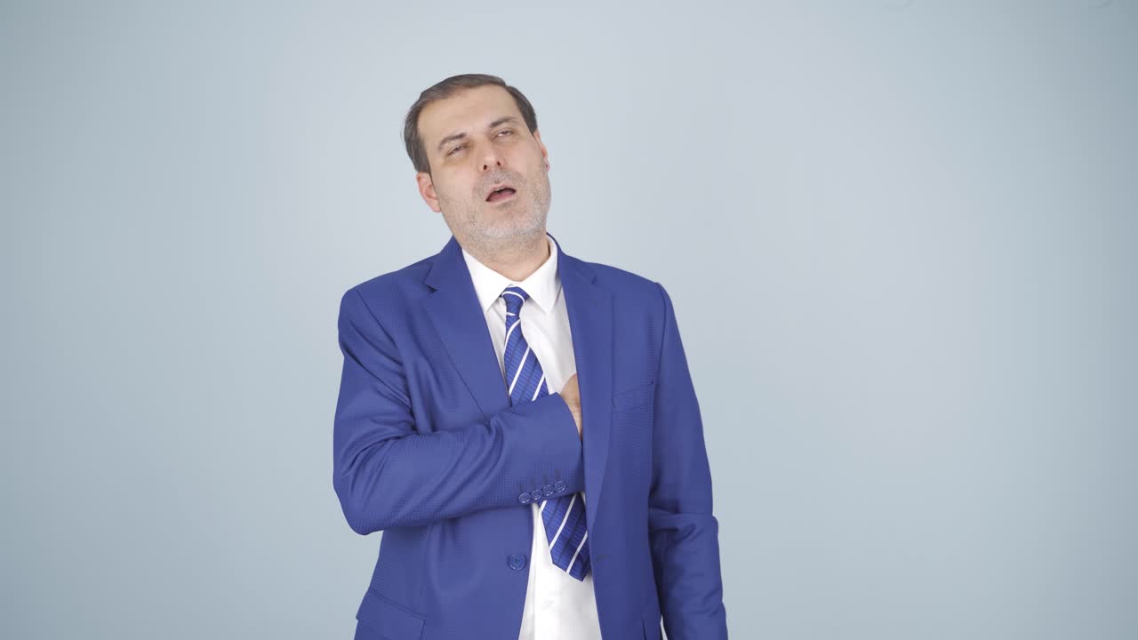 비즈니스맨이 심장마비를  ⁇ 고 있습니다.