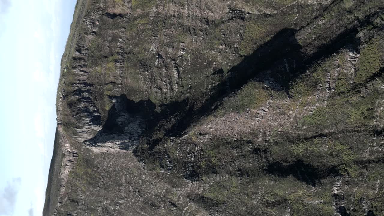 imágenes sin clasificar en 4 k verticales mientras la cámara de un dron busca el mejor lugar para filmar el borde de un cráter gigante en francia la isla de la reunión