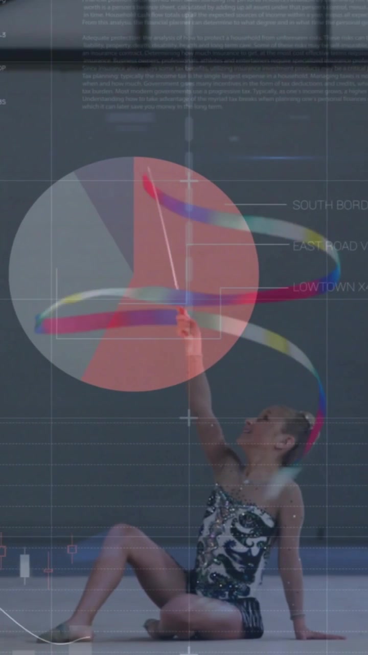 Vertikal video: Pige gymnast træder og drejer, svinger bånd med HUD-sporing til sport.