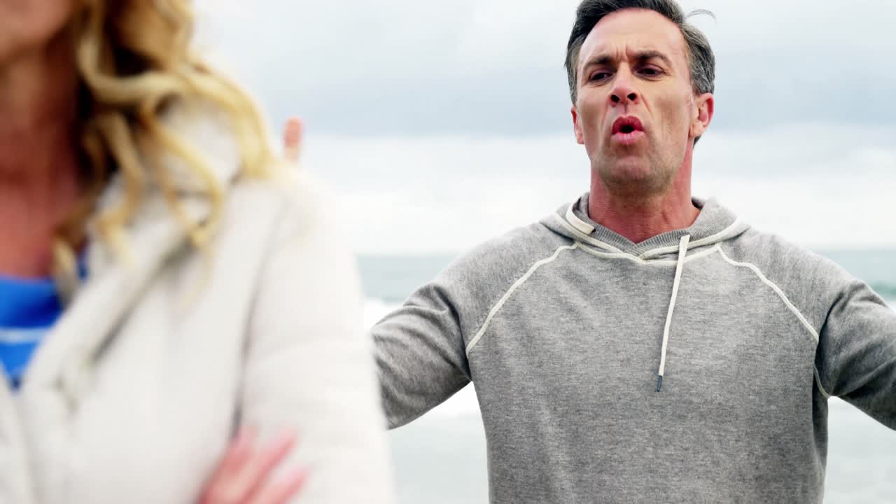 зрелая пара спорит друг с другом