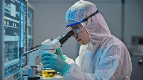 científico trabajando con un microscopio en un laboratorio