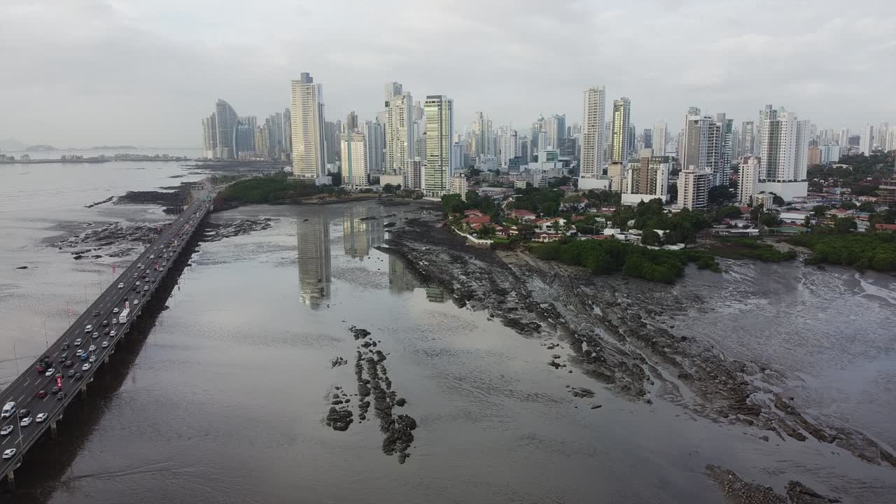 L'Autostrada Panamericana a Panama City attraversa una piana di marea fangosa, cielo coperto