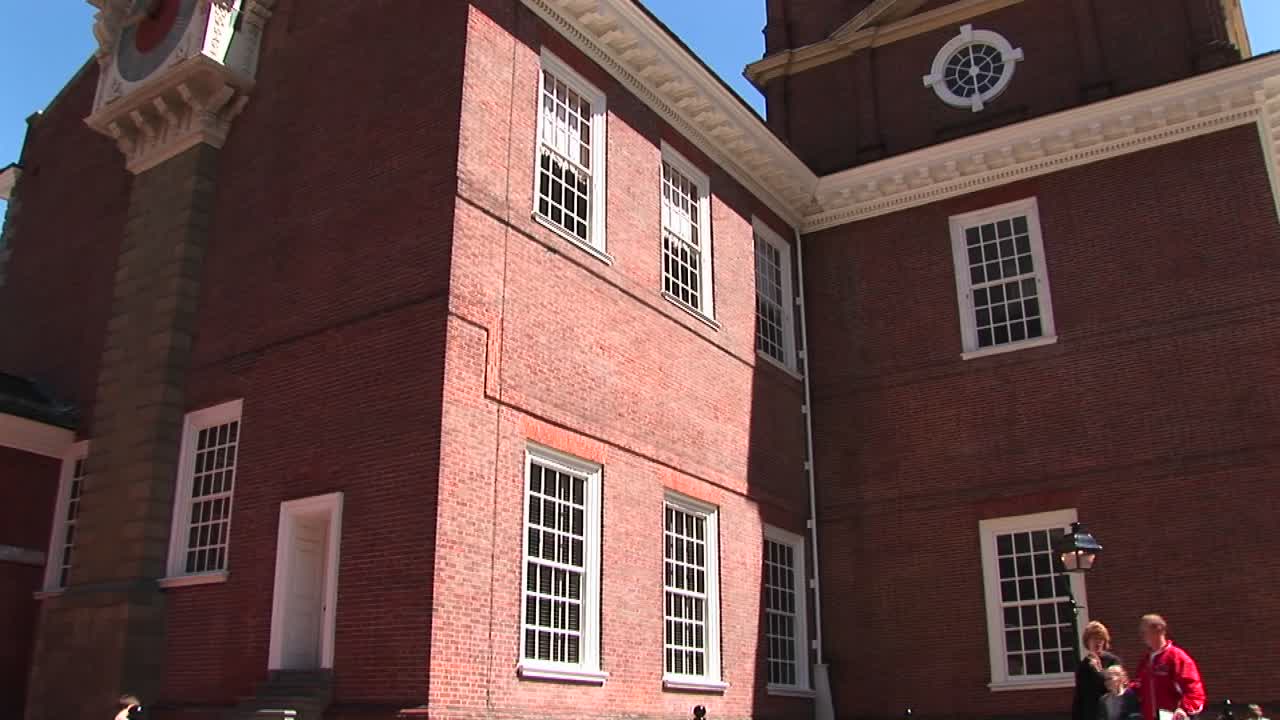 독립기념관에서 정상 부근의 시계탑까지 올려다보기