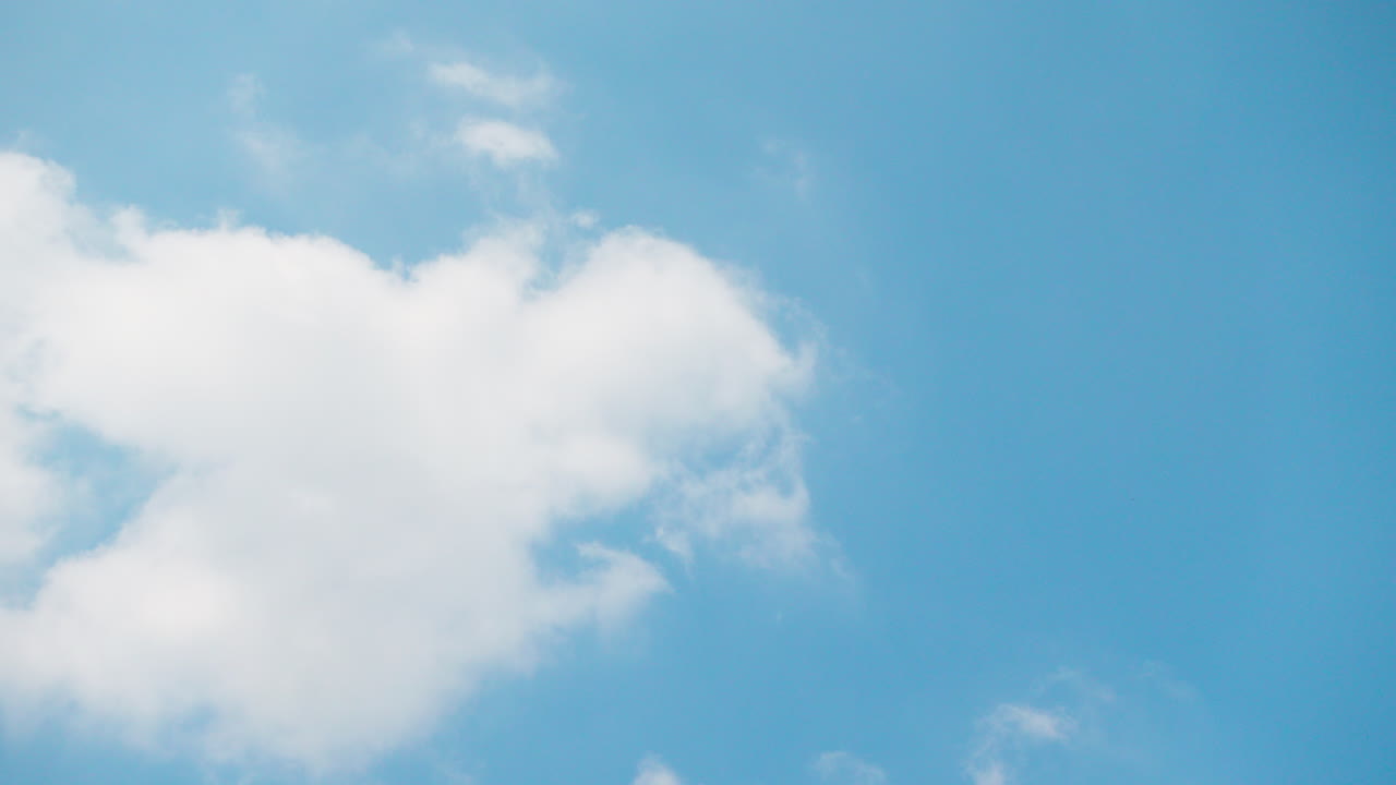 cloud timelapse, white clouds and blue sky, timelapse