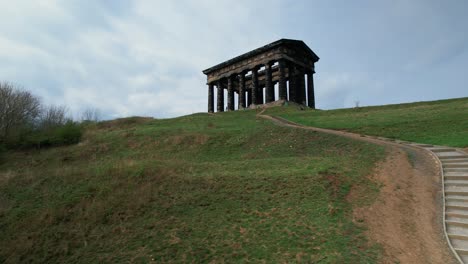 viejos escalones de madera hasta el monumento penshaw en la cima de la colina de la montaña en inglaterra, reino unido